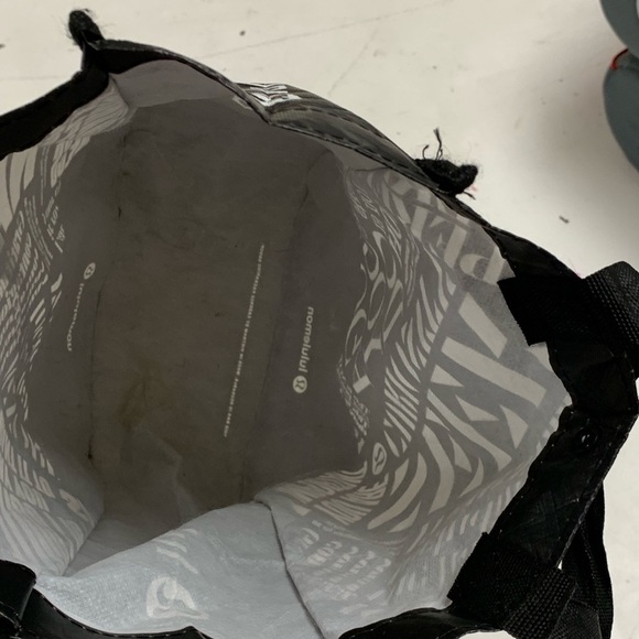 COPY - LULULEMON shopping bag snap close 12x9 - Picture 4 of 6